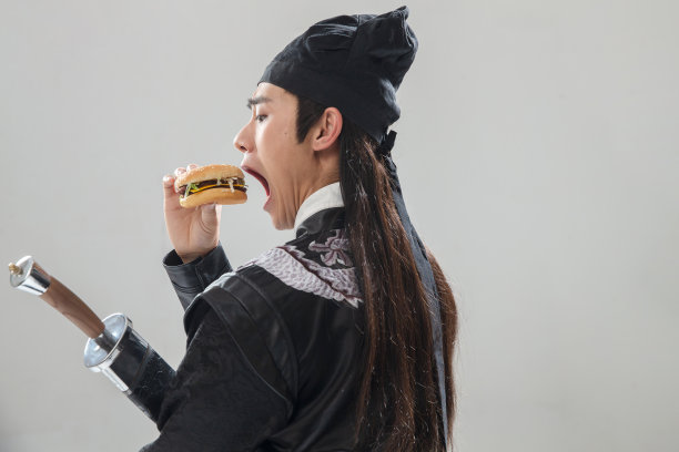 吃汉堡的青年男人图片下载