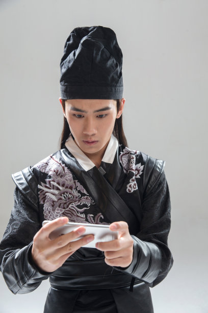 古装男子拿着手机图片下载