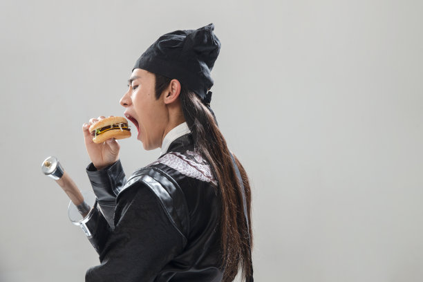 吃汉堡的青年男人图片下载