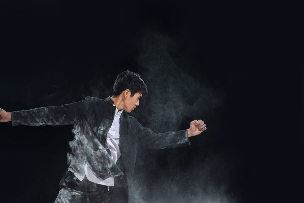 练武术的青年男人图片下载