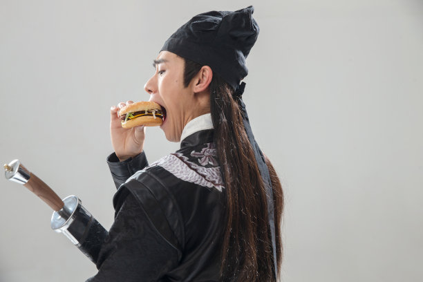 吃汉堡的青年男人图片下载