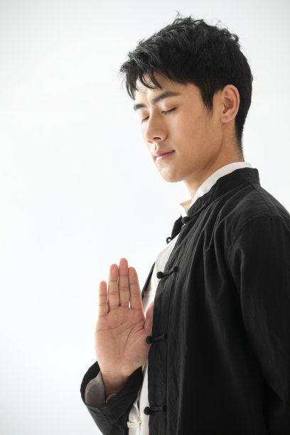 练武术的青年男人图片下载