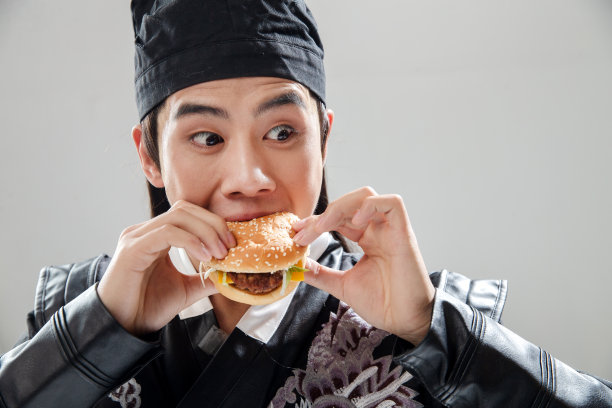 吃汉堡的青年男人图片下载