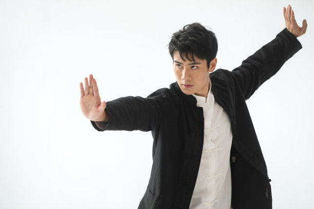 练武术的青年男人图片下载