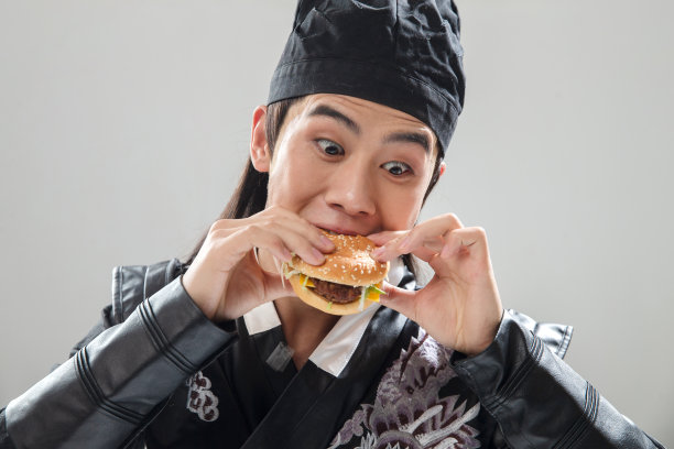 吃汉堡的青年男人图片下载