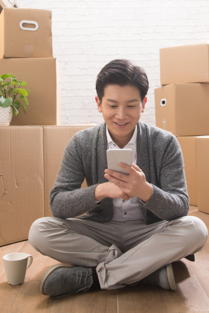 青年男人看手机图片下载