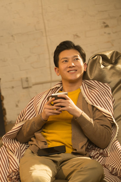 青年男人坐在房间里图片下载