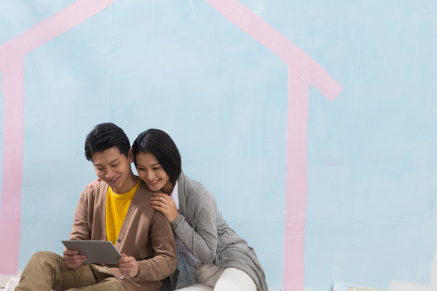 年轻夫妇装修房子图片下载