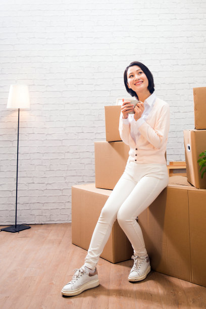 青年女人喝水图片下载