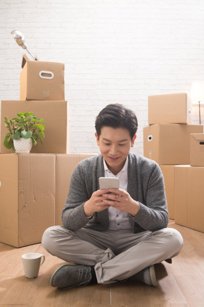 青年男人看手机图片下载