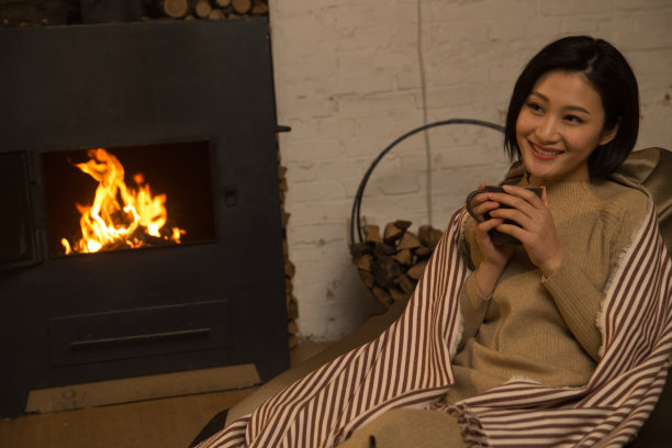 青年女人坐在房间里图片下载