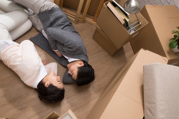 年轻夫妇躺在地板上图片下载