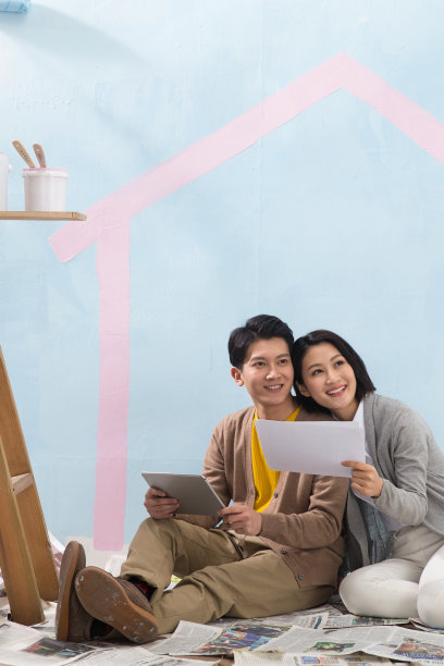 年轻夫妇装修房子图片下载