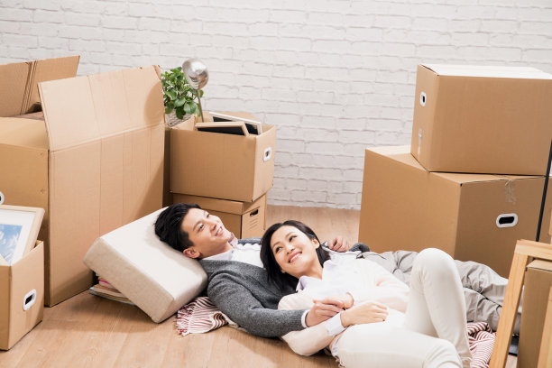 年轻夫妇躺在地板上图片下载