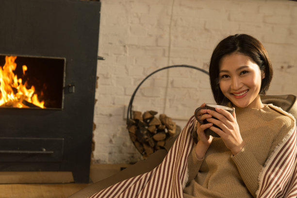 青年女人坐在房间里图片下载