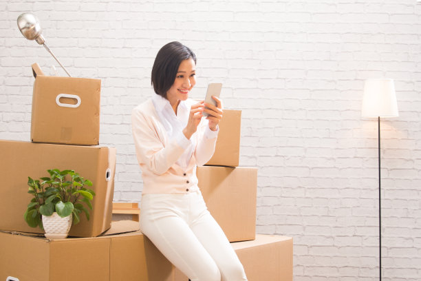 青年女人看手机图片下载