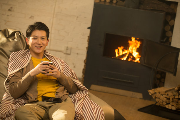 青年男人坐在房间里图片下载