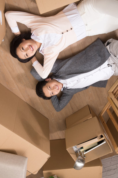 年轻夫妇躺在地板上图片下载