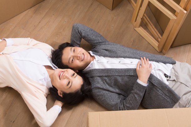 年轻夫妇躺在地板上图片下载