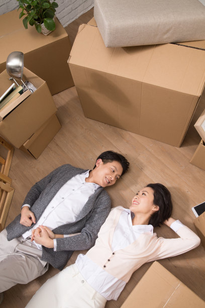 年轻夫妇躺在地板上图片下载