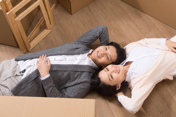 年轻夫妇躺在地板上图片下载