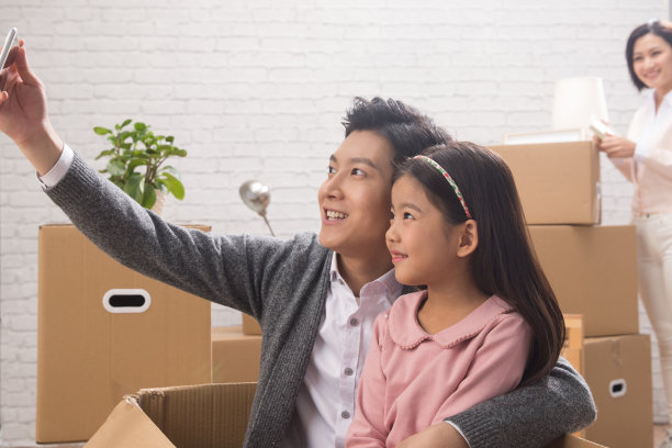 快乐家庭搬新家图片下载