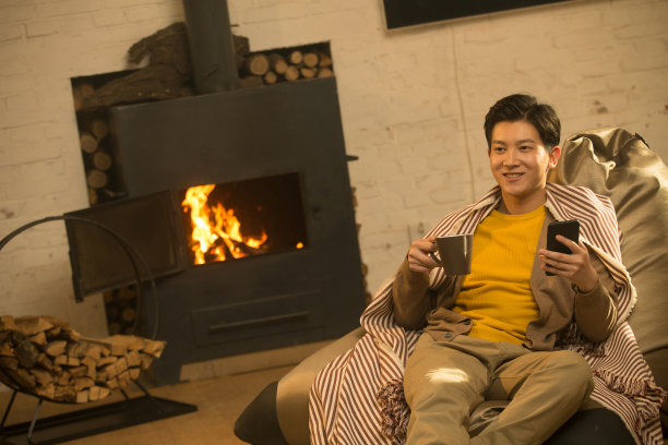 青年男人坐在房间里图片下载