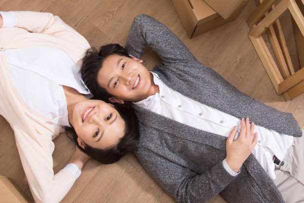 年轻夫妇躺在地板上图片下载