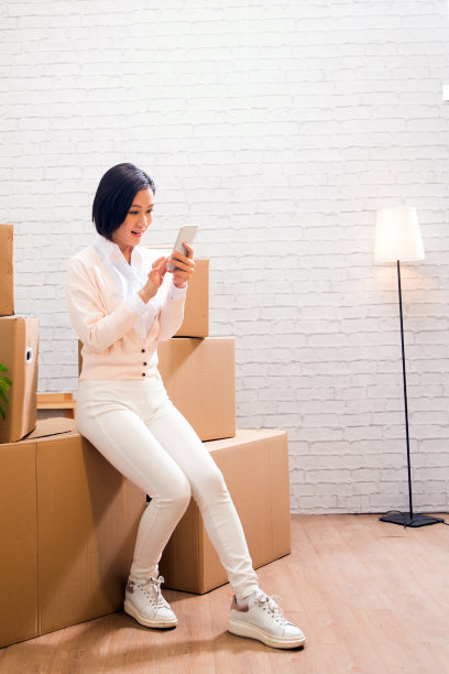 青年女人看手机图片下载