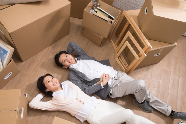 年轻夫妇躺在地板上图片下载