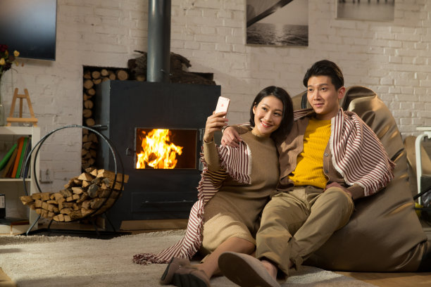 浪漫情侣用手机拍照图片下载