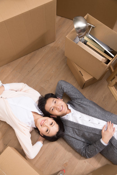 年轻夫妇躺在地板上图片下载