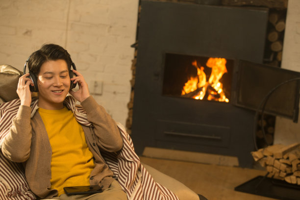 青年男人听音乐图片下载