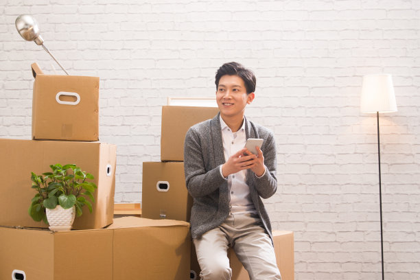 青年男人看手机图片下载