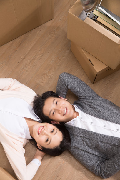 年轻夫妇躺在地板上图片下载