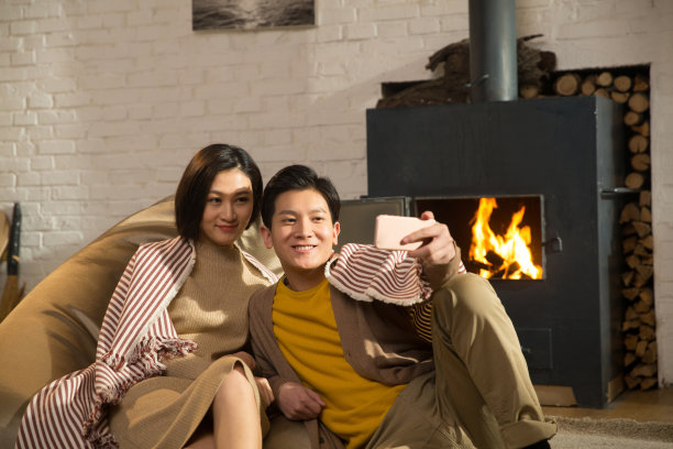 浪漫情侣用手机拍照图片下载