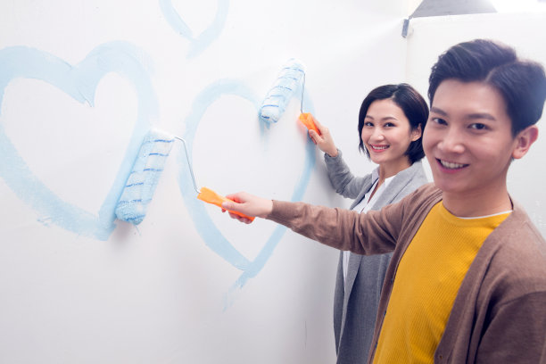 年轻夫妇装修房子图片下载