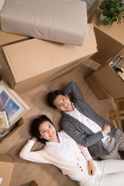 年轻夫妇躺在地板上图片下载