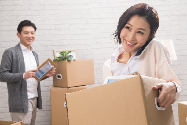 年轻夫妇搬新家图片下载