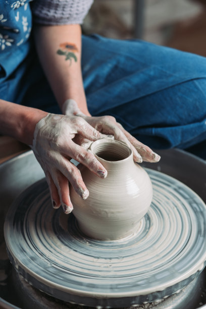 女人做陶器图片下载