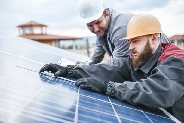 工人和工头集中在测量面板上的光伏电池尺寸图片下载