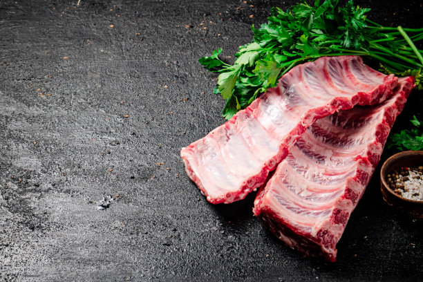 带香草和香料的生排骨。图片下载