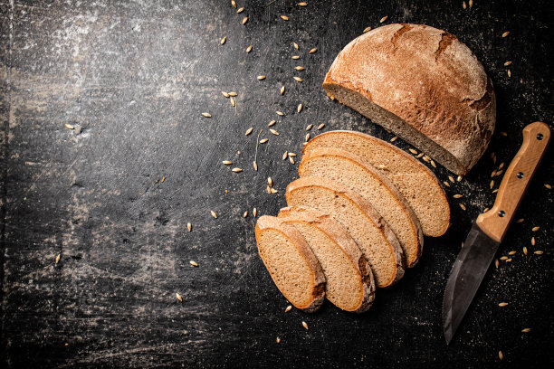 桌上有几片新鲜的黑麦面包。图片下载
