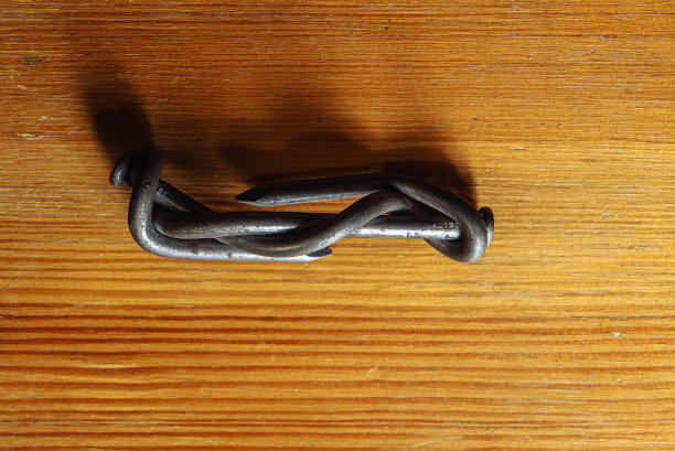 扭曲的铁钉图片下载