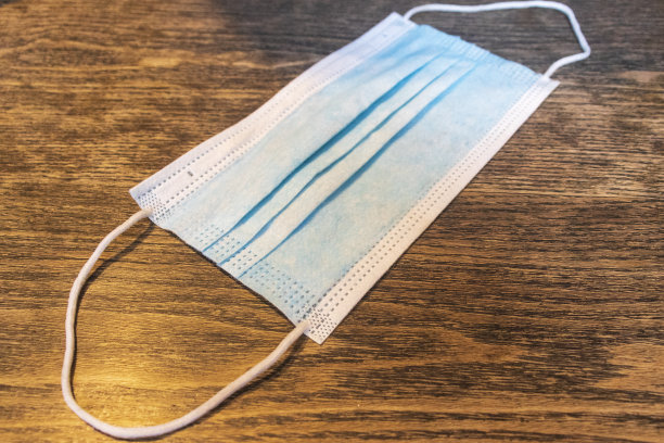 蓝色医用面具上的棕色木制抽象图案背景图片下载