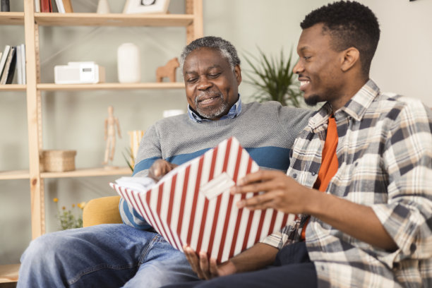 老人和他的儿子在看他的旧日记图片下载