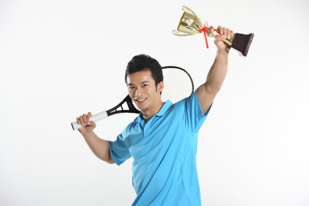 东方青年男子高举奖杯图片下载