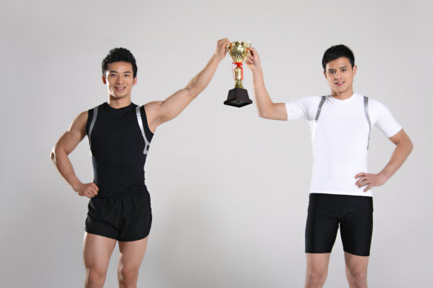 东方青年男子高举奖杯图片下载