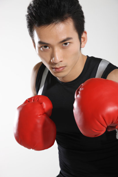 东方青年男子拳击运动图片下载