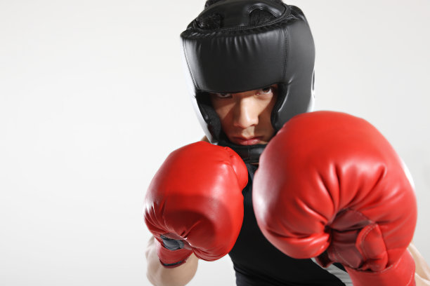 东方青年男子拳击运动图片下载
